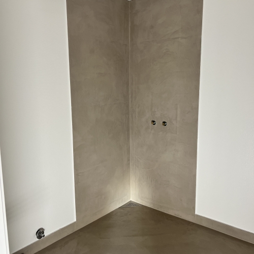 Efter renovering med silkecement – moderne badeværelse udført med microcement af erfaren murer i Varde.