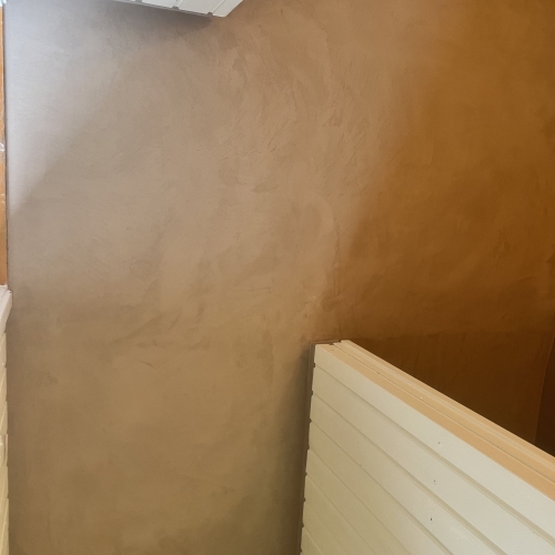 Gulv efter påføring af microcement i badeværelse i Nørre Nebel – udført af professionel murer i Nørre Nebel ved Varde.