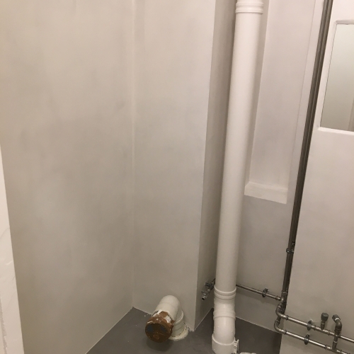 Renoveret badeværelse i Nørrebro med microcement – silkecement lagt af murer for moderne look.