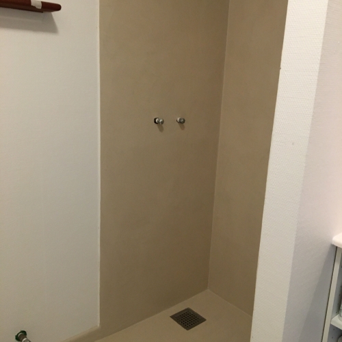 Bruseniche efter renovering med silkecement – moderne microcement look udført af murer i Ølgod, Vestjylland.