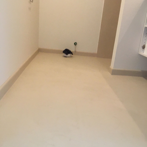 Renoveret badeværelsesgulv med ensartet silkecement – resultat af professionelt murerarbejde i Ølgod i Vestjylland.