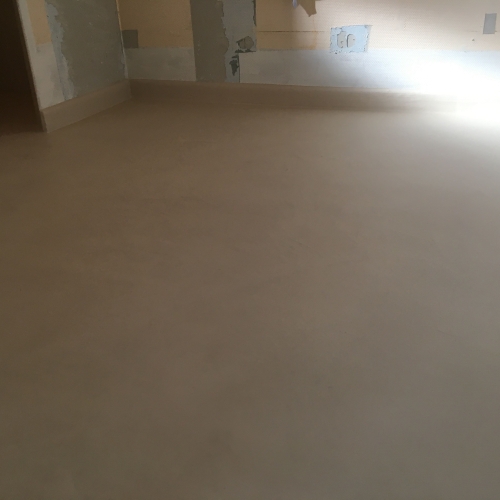 Silkecement i hele badeværelset – elegant finish uden fuger takket være microcement.
