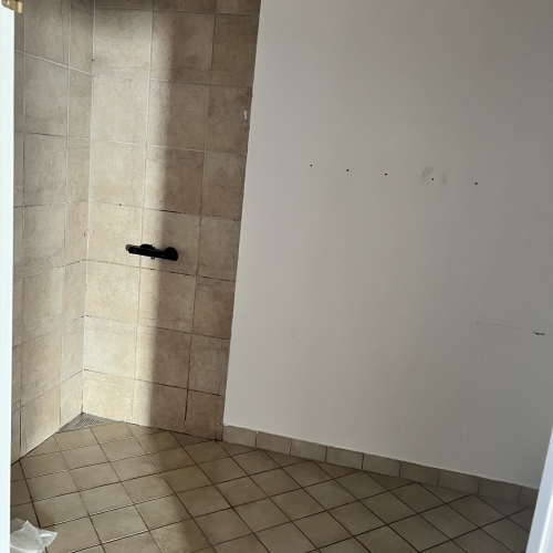 Før renovering af badeværelse i Varde med gamle fliser. Arbejde klar til udskiftning med microcement udført af murer.