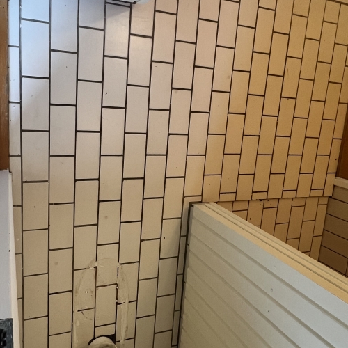 Flisebelagt væg i badeværelse før renovering udført af murer i Nørre Nebel ved Varde – klar til microcement.