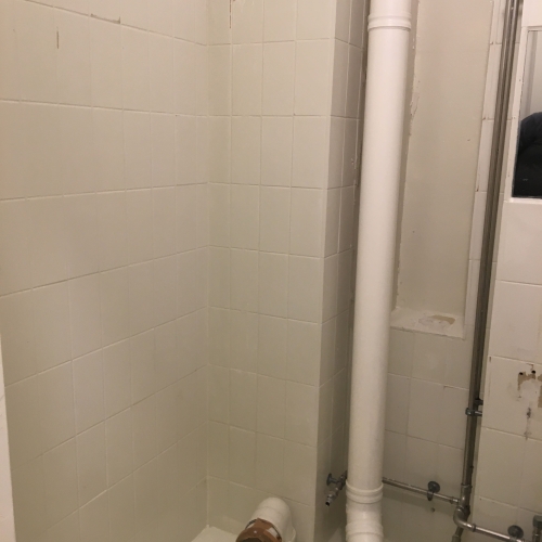 Før-billede af badeværelse i Nørrebro med gamle fliser – klar til microcement fra murer.