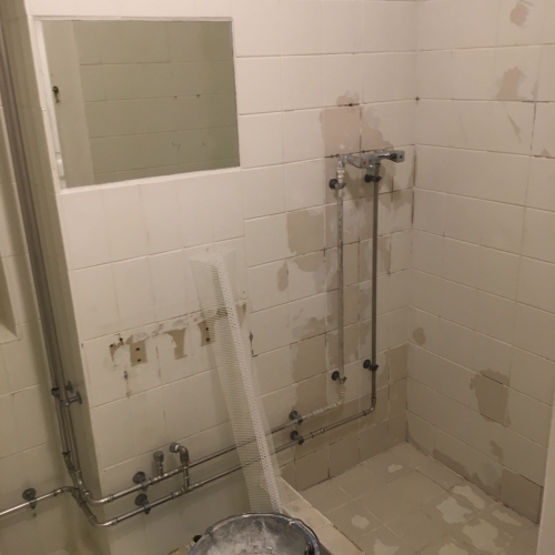 Slidt badeværelse i Nørrebro før renovering med silkecement – forberedelse af murerarbejde.
