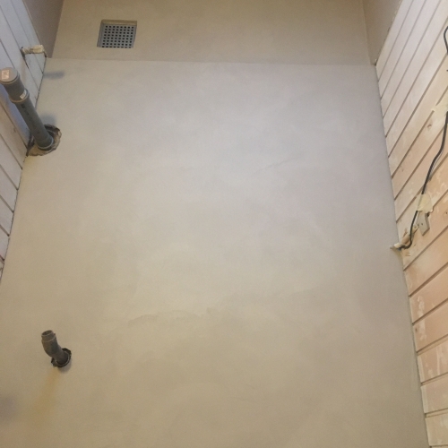 Silkecement lagt af murer over eksisterende gulv – moderne microcement løsning i sommerhus i Nørre Nebel, Vestjylland.