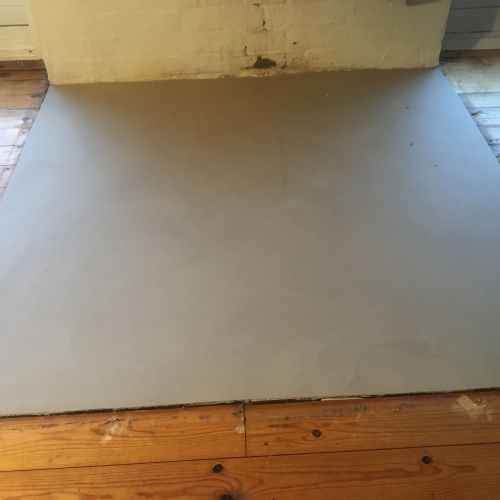 Færdiglagt silkecement ved brændeovn – elegant microcement finish af murer i Nørre Nebel, Vestjylland.