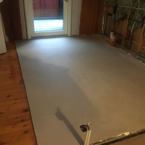 Køkkengulv renoveret med silkecement – microcement i høj kvalitet udført af murer i Nørre Nebel ved Varde.