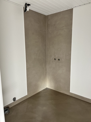 Efter renovering med silkecement – moderne badeværelse udført med microcement af erfaren murer i Varde.