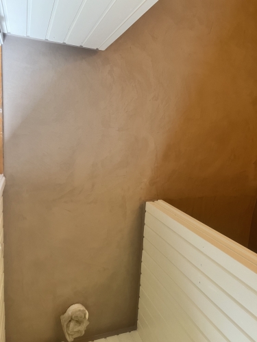 Gulv efter påføring af microcement i badeværelse i Nørre Nebel – udført af professionel murer i Nørre Nebel ved Varde.