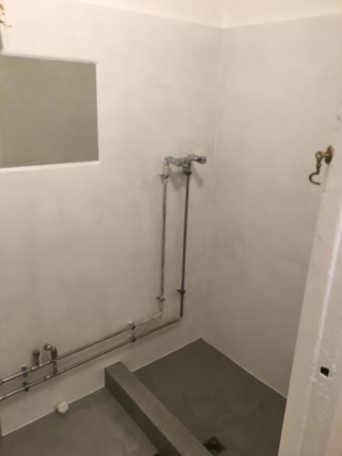 Efterbillede af badeværelse i Nørrebro med elegant silkecement finish – udført af professionel murer.