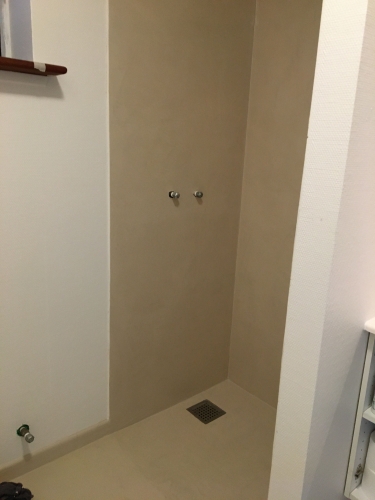 Bruseniche efter renovering med silkecement – moderne microcement look udført af murer i Ølgod, Vestjylland.