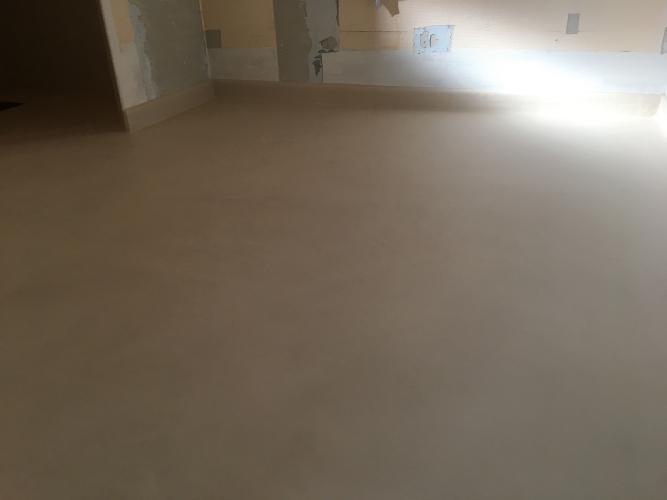 Silkecement i hele badeværelset – elegant finish uden fuger takket være microcement.