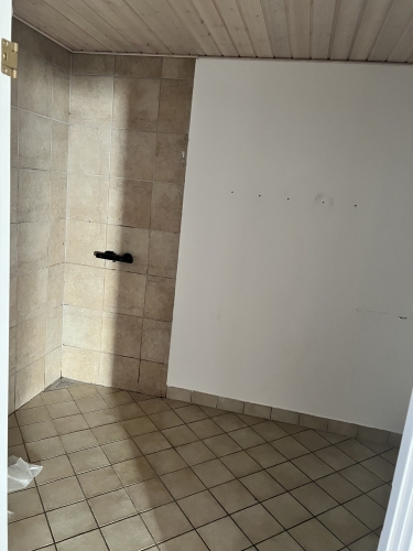 Før renovering af badeværelse i Varde med gamle fliser. Arbejde klar til udskiftning med microcement udført af murer.