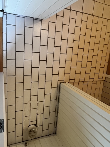 Flisebelagt væg i badeværelse før renovering udført af murer i Nørre Nebel ved Varde – klar til microcement.
