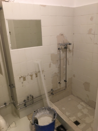 Slidt badeværelse i Nørrebro før renovering med silkecement – forberedelse af murerarbejde.