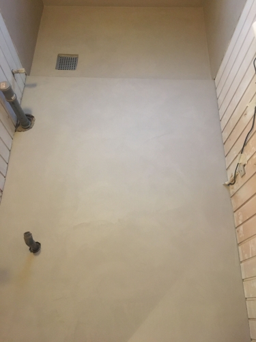 Silkecement lagt af murer over eksisterende gulv – moderne microcement løsning i sommerhus i Nørre Nebel, Vestjylland.