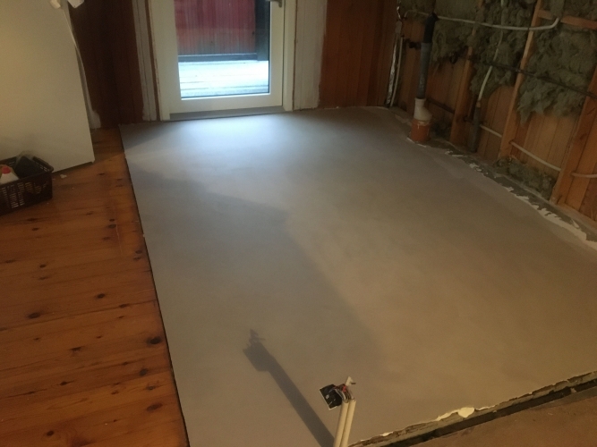 Køkkengulv renoveret med silkecement – microcement i høj kvalitet udført af murer i Nørre Nebel ved Varde.